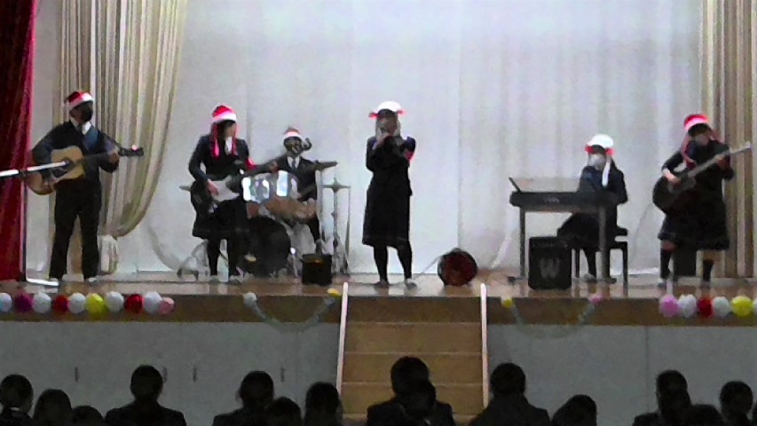 クリスマス祝賀会で生徒有志のステージを楽しみました