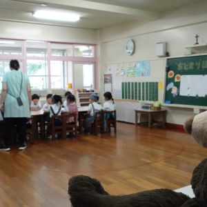 久留米信愛幼稚園年長さんのお泊まり保育の様子(フルーツポンチづくり2)