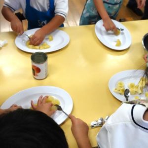 久留米信愛幼稚園年長さんのお泊まり保育の様子(フルーツポンチづくり1)