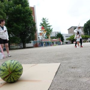 久留米信愛幼稚園年長さんのお泊まり保育の様子(スイカ割り1)