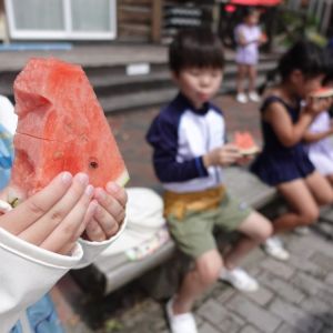 久留米信愛幼稚園年長さんのお泊まり保育の様子(スイカ割り2)