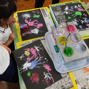 久留米信愛幼稚園年長さんのお泊まり保育の様子(吹き絵)